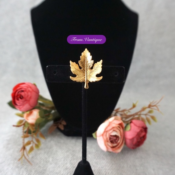 🍁 VINTAGE Golden Maple Leaf Brooch / Scarf Pin 🧷 - Picture 1 of 5